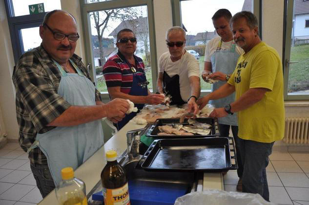 Jörg, Jürgen, Harald, Daniel und Alfred (v.l.) trocknen das Fischfilet. (Foto