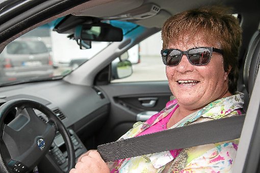 Christina Blocher auf dem Fahrersitz eines Autos