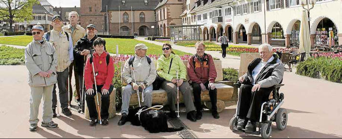 Zur ersten barrierefreien Stadtführung in Freudenstadt kamen Sehbehinderte und Blinde aus Freudenstadt, Baiersbronn und dem Horber Raum. Unser Bild zeigt sie zusammen mit Friedrich Volpp (rechts), der die Führungen anbietet. Foto